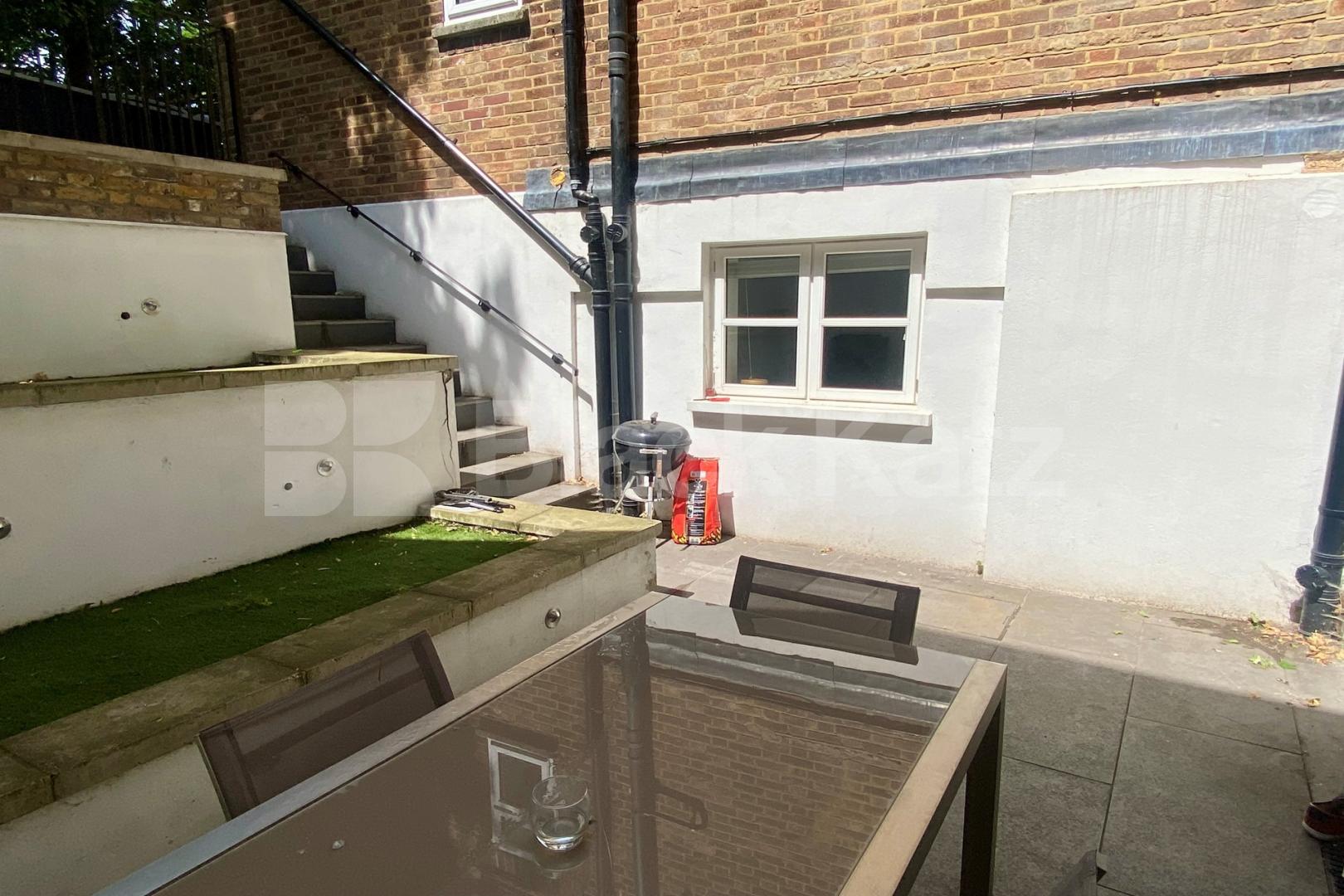  860 Sq. Ft. duplex apartment with 2 bathrooms & patio garden  Garland House Deptford High Street , Deptford