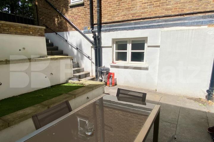  860 Sq. Ft. duplex apartment with 2 bathrooms & patio garden  Garland House Deptford High Street , Deptford
