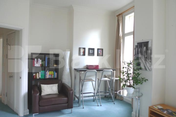 			LOCATION LOCATION LOCATION!, 1 Bedroom, 1 bath, 1 reception Flat			 Garrick Street, COVENT GARDEN