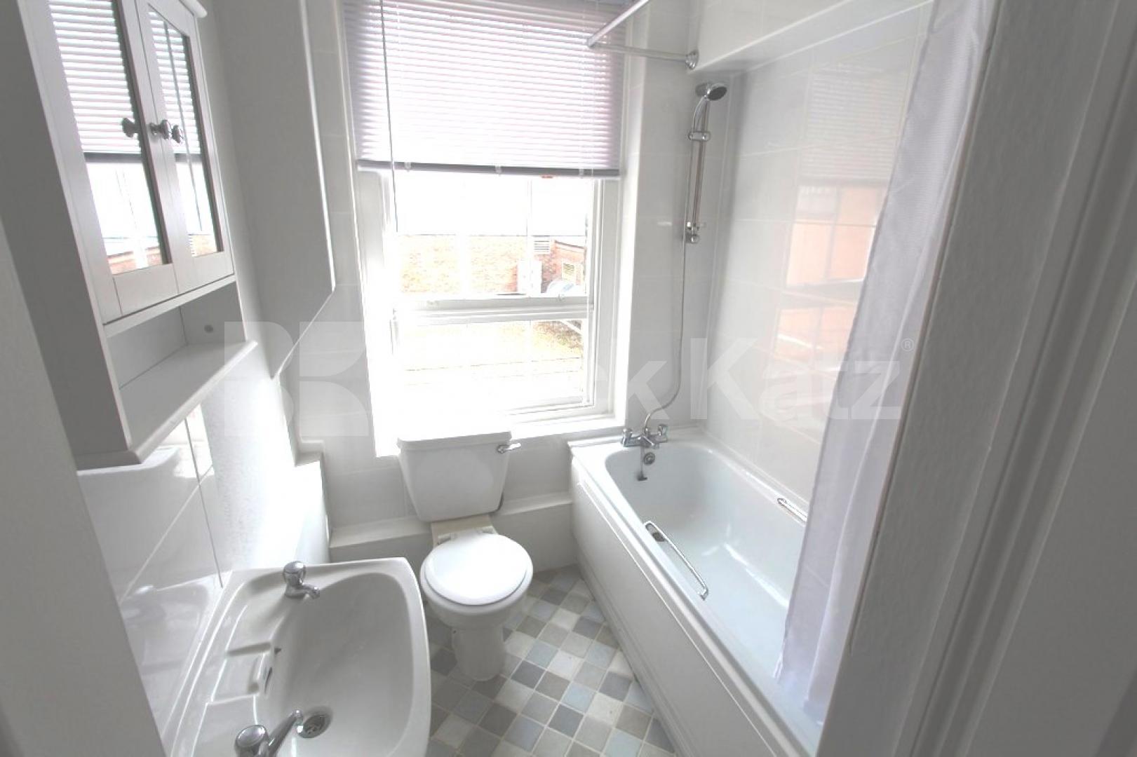 			NEW INSTRUCTION!, 2 Bedroom, 1 bath, 1 reception Flat			 Gilbert Street, Bond Street