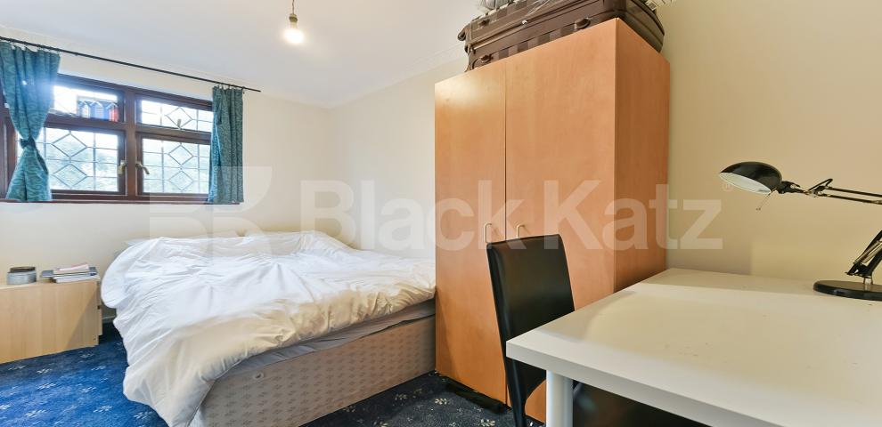 			NEW INSTRUCTION , 3 Bedroom, 1 bath, 1 reception Ground Floor Maisonette			 Glengall Grove, Canary Wharf