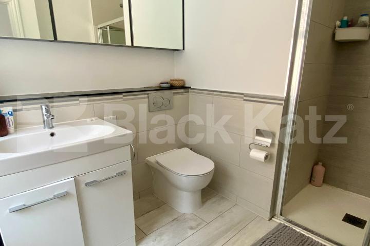  860 Sq. Ft. duplex apartment with 2 bathrooms & patio garden  Garland House Deptford High Street , Deptford