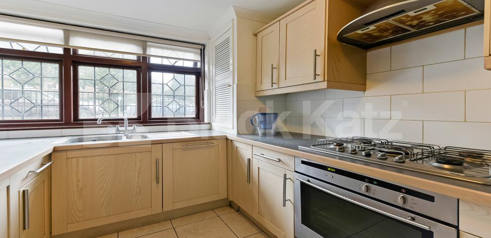 			NEW INSTRUCTION , 3 Bedroom, 1 bath, 1 reception Ground Floor Maisonette			 Glengall Grove, Canary Wharf