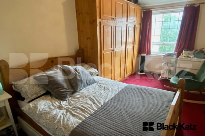 Spacious split level house with parking & charming patio garden Garratt Lane, Earlsfield