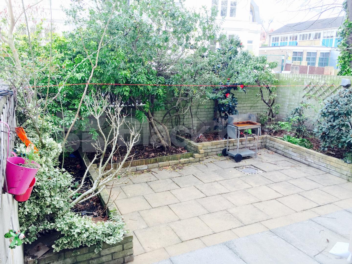 			UNDER OFFER, 3 Bedroom, 1 bath, 1 reception Flat			 Victoria Rise, Clapham Common