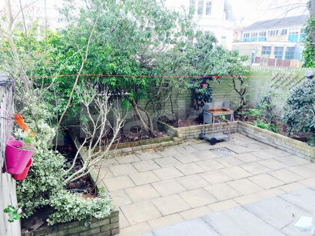 			UNDER OFFER, 3 Bedroom, 1 bath, 1 reception Flat			 Victoria Rise, Clapham Common