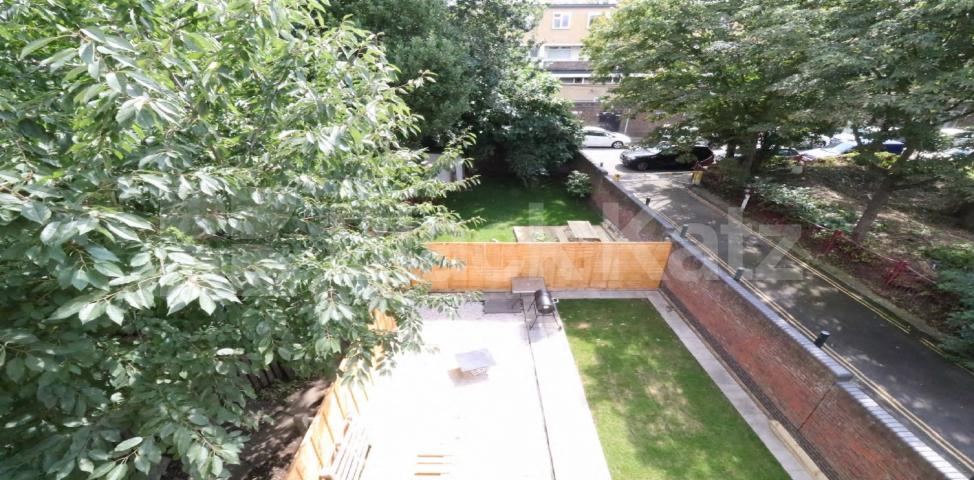 			NEW INSTRUCTION ALL BILLS INCLUDED, 5 Bedroom, 1 bath, 1 reception Apartment			 Deeley Road, Stockwell/Battersea