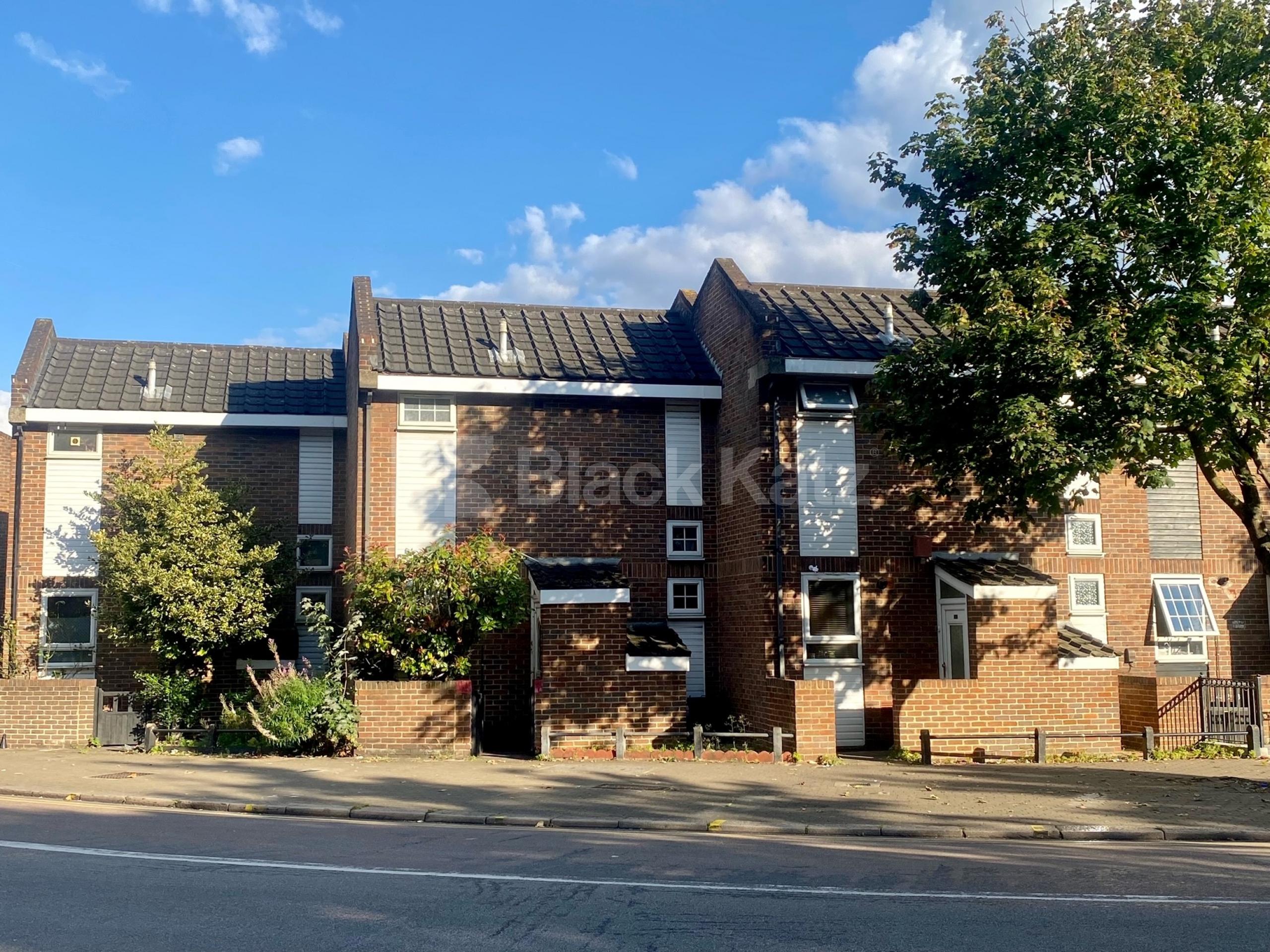 Spacious split level house with parking & charming patio garden Garratt Lane, Earlsfield SW18