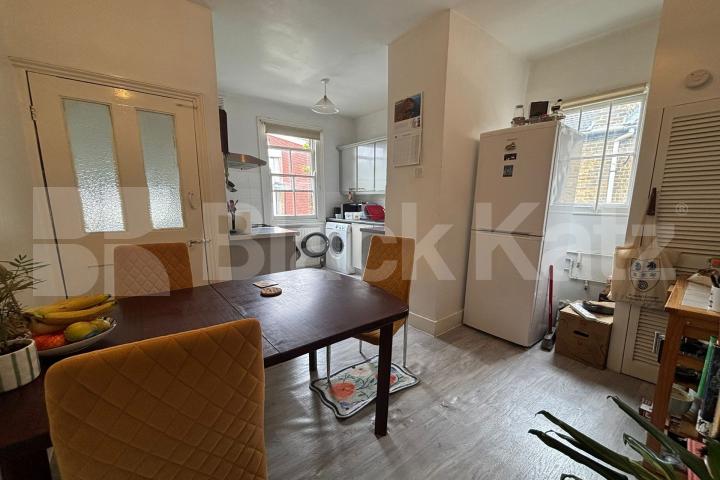 Bright & airy & offering 900 Sq.Ft.of living & entertaining space Councillor Street , Oval