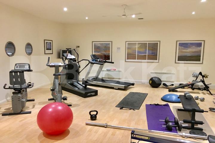 Beautiful penthouse, includes concierge, on site gym & water rates. Longstone Court.Great Dover Steet, Borough/London Bridge