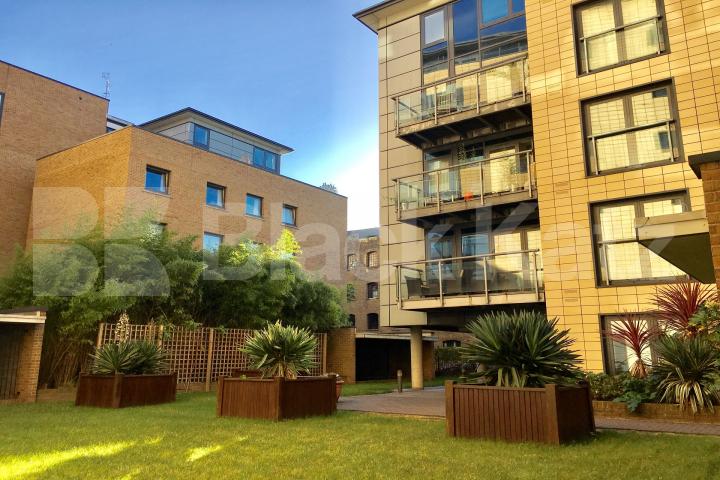 Beautiful penthouse, includes concierge, on site gym & water rates. Longstone Court.Great Dover Steet, Borough/London Bridge