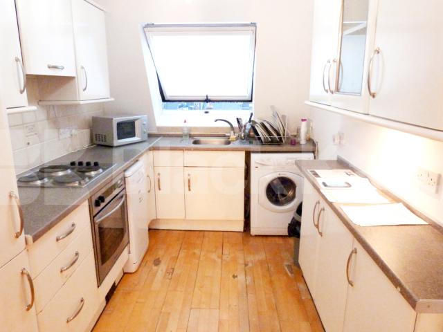 			LET, 1 Bedroom, 1 bath, 1 reception Flat			 Greyhound Road, Hammersmith