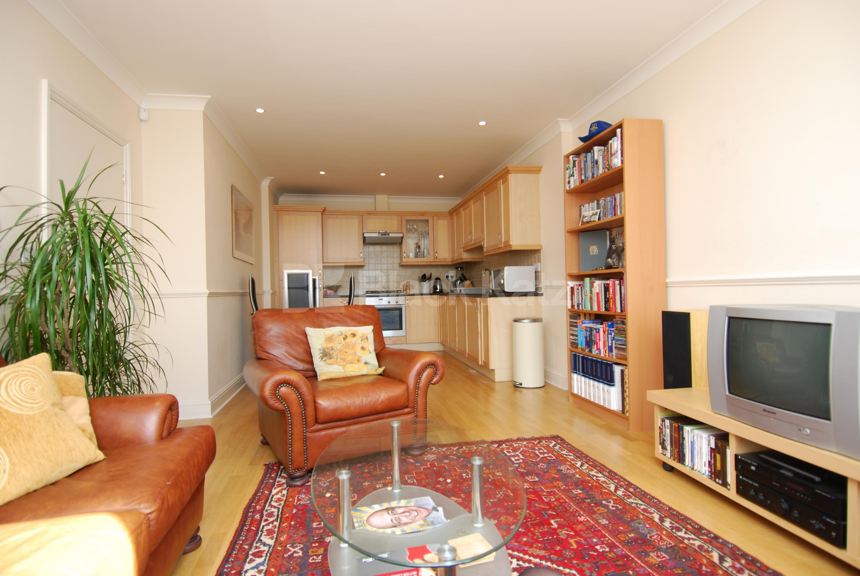 			2 Bedroom, 1 bath, 1 reception Flat			 Goswell Road, ANGEL / CLERKENWELL EC1V