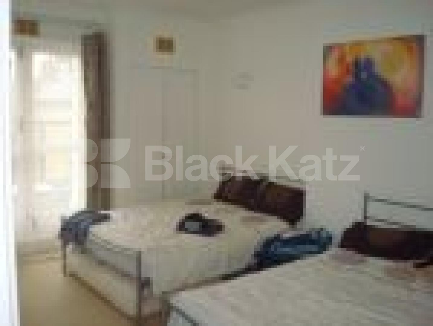 			ABSOLUTE MUST SEE!!!, 4 Bedroom, 1 bath, 1 reception Flat			 Great Cumberland Place, MAYFAIR  / MARBLE ARCH