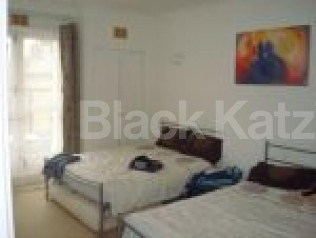 			ABSOLUTE MUST SEE!!!, 4 Bedroom, 1 bath, 1 reception Flat			 Great Cumberland Place, MAYFAIR  / MARBLE ARCH