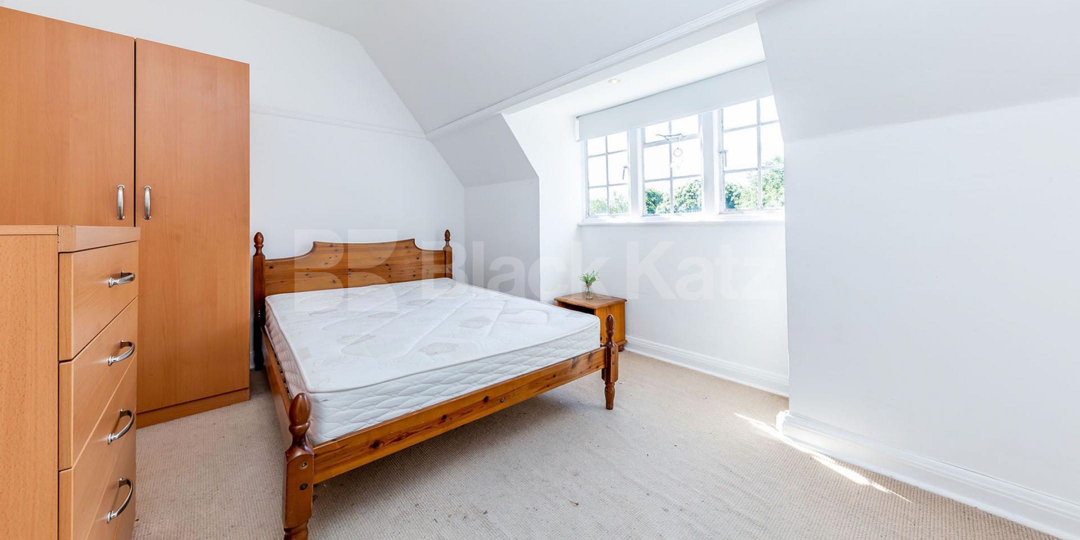 			New Instruction!, 3 Bedroom, 1 bath, 1 reception Flat			 Lyttelton Road, East Finchley