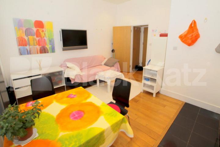 Charming 1-Bed Apartment in Heart of Islington, Steps from Upper Street Grantbridge Street, Angel