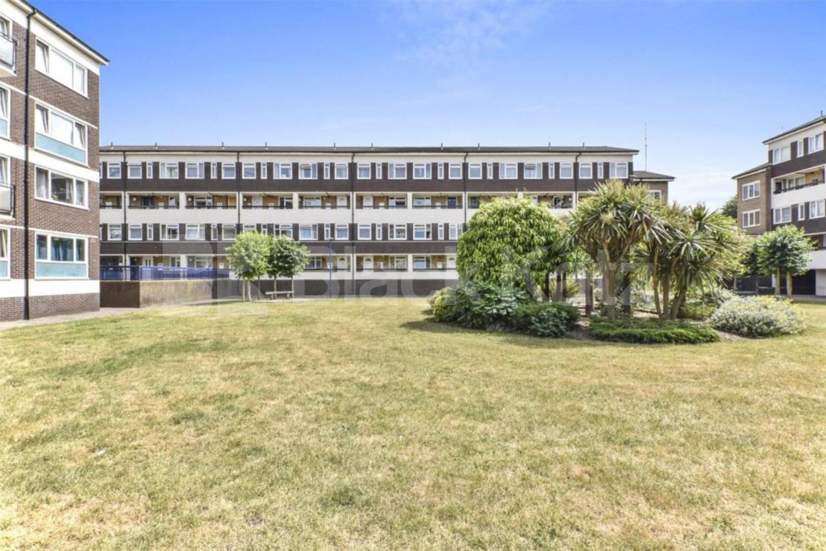 Split level four bedroom maisonette close to Bow Station Guerin Square , Mile End / Bow E3