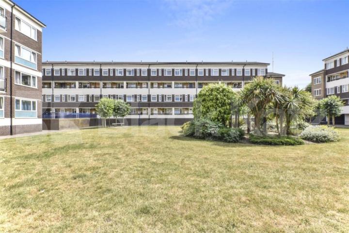 Split level four bedroom maisonette close to Bow Station Guerin Square , Mile End / Bow E3