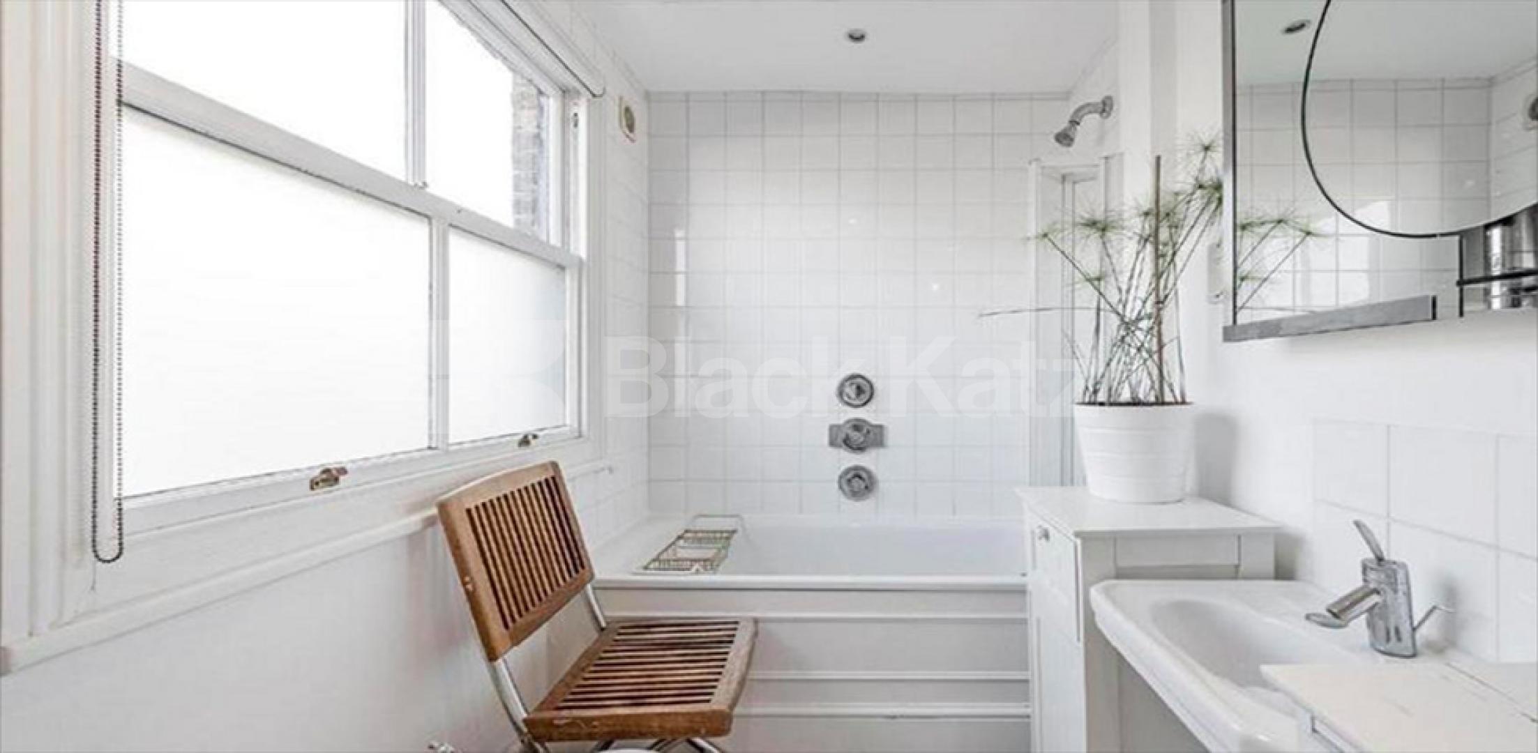 			NEW INSTRUCTION!, 2 Bedroom, 1 bath, 1 reception Flat			 Kensington Garden Square, NOTTING HILL / BAYSWATER