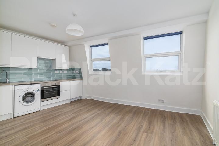 Newly refurbished modern one bedroom flat located within a stones throw to Tube. Great Western Road , Westbourne Park 