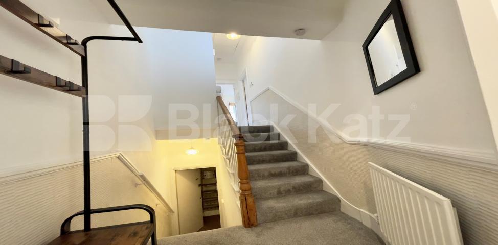 			LET, 2 Bedroom, 2 bath, 1 reception Apartment			 Handforth Road, Oval