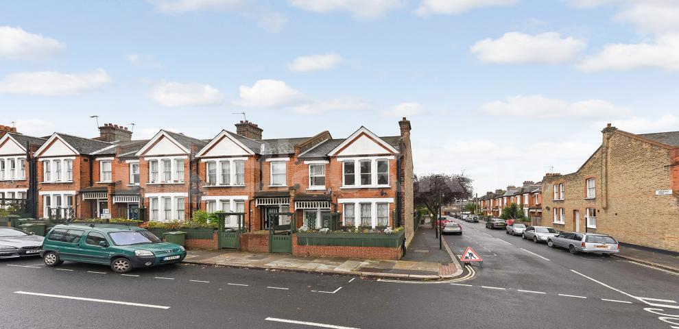 			NEW INSTRUCTION, 3 Bedroom, 1 bath, 1 reception Apartment			 Herne Hill Road, Loughborough Junction / Brixton