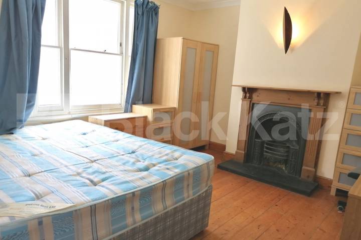 Georgian house,two bathrooms, charming patio garden & highly desirable address  Henshaw Street, Elephant and Castle/Borough