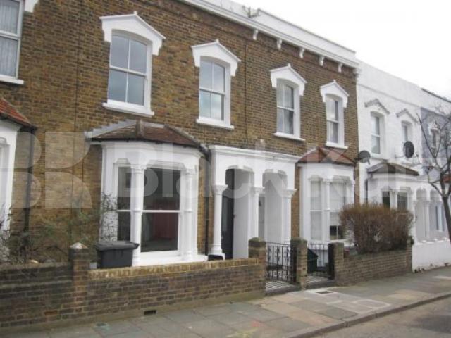 			STUNNING HOUSE!, 4 Bedroom, 1 bath, 1 reception House			 Kiver Road, UPPER HOLLOWAY