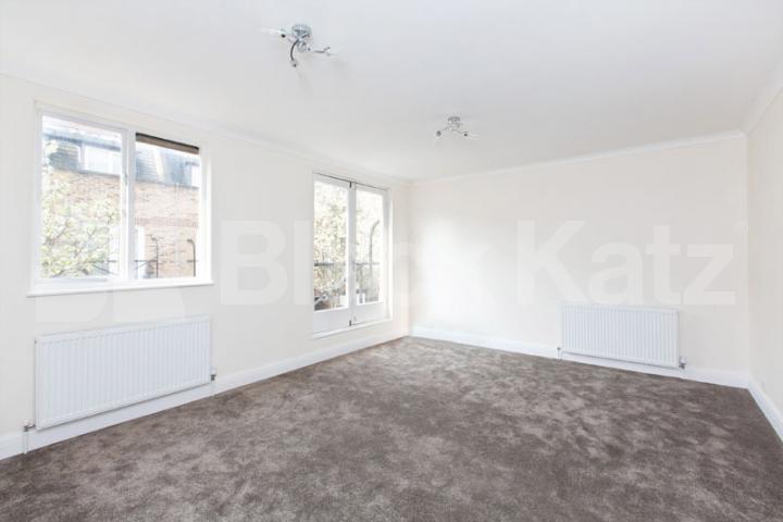 			NEW INSTRUCTION!, 4 Bedroom, 1 bath, 1 reception Mews House			 Hogan Mews, PADDINGTON BASIN