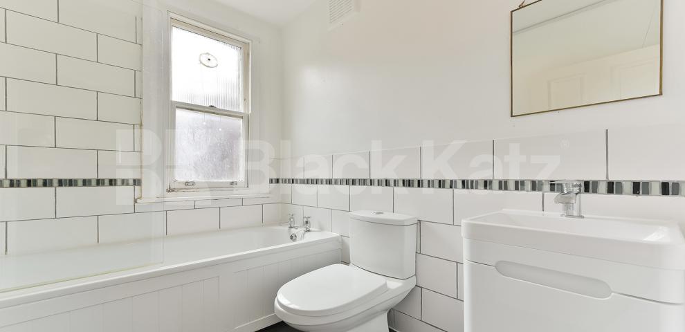 			NEW INSTRUCTION, 3 Bedroom, 1 bath, 1 reception Apartment			 Herne Hill Road, Loughborough Junction / Brixton