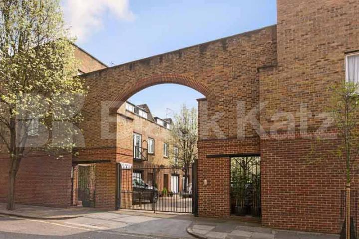 			NEW INSTRUCTION!, 4 Bedroom, 1 bath, 1 reception Mews House			 Hogan Mews, PADDINGTON BASIN