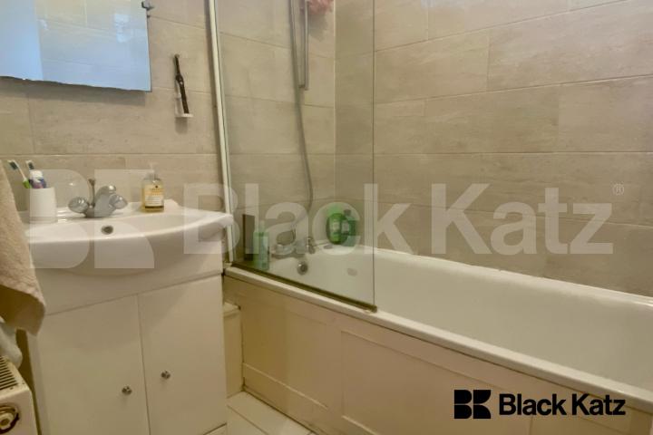 Spacious split level house with parking & charming patio garden Garratt Lane, Earlsfield