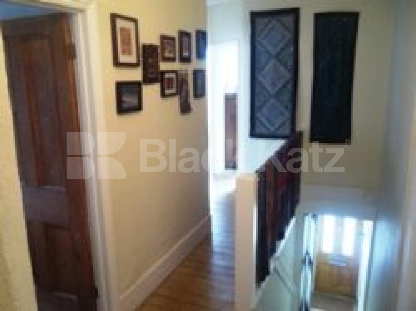 			A MUST SEE!, 3 Bedroom, 1 bath, 1 reception Flat			 North View road, CROUCH END