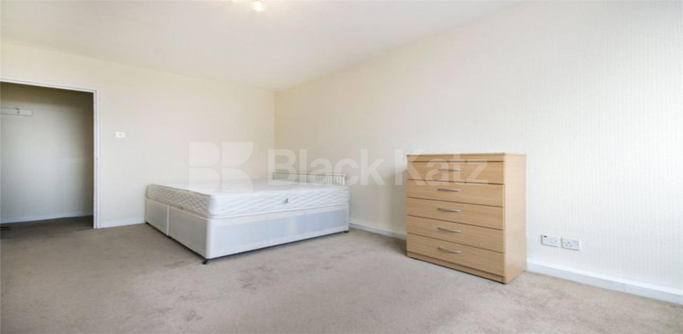 			LOCATION LOCATION LOCATION !!!, 2 Bedroom, 1 bath, 1 reception Apartment			 HALL STREET, ANGEL / CLARKENWELL