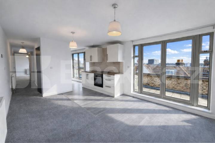 Spacious one bed to rent with open with a wrap around balcony Handsworth Avenue, Highams Park