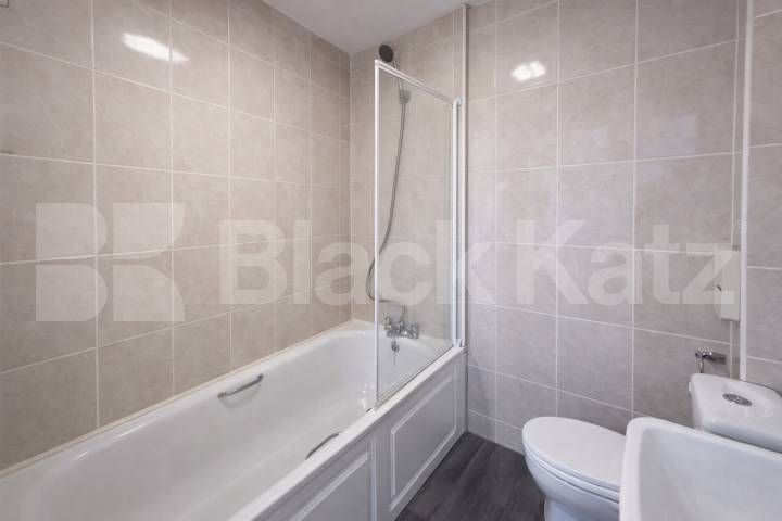 Spacious one bed to rent with open with a wrap around balcony Handsworth Avenue, Highams Park