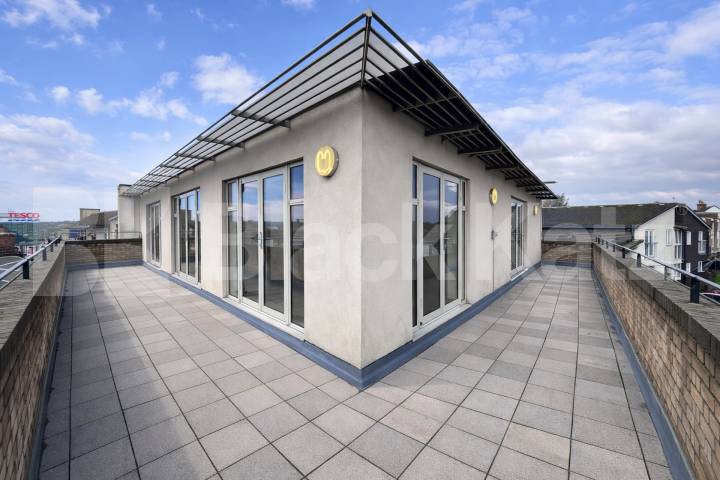 Spacious one bed to rent with open with a wrap around balcony Handsworth Avenue, Highams Park