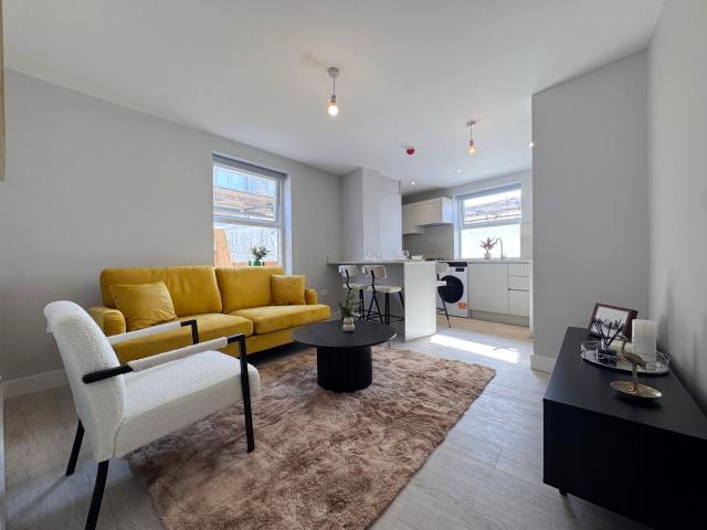 			3 Bedroom, 2 bath, 1 reception Flat			 High Road, Willesden Green