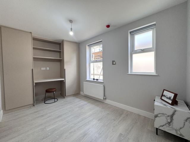 			3 Bedroom, 2 bath, 1 reception Flat			 High Road, Willesden Green