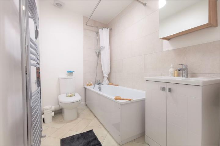 Modern and Spacious Apartment High Road, Willesden Green