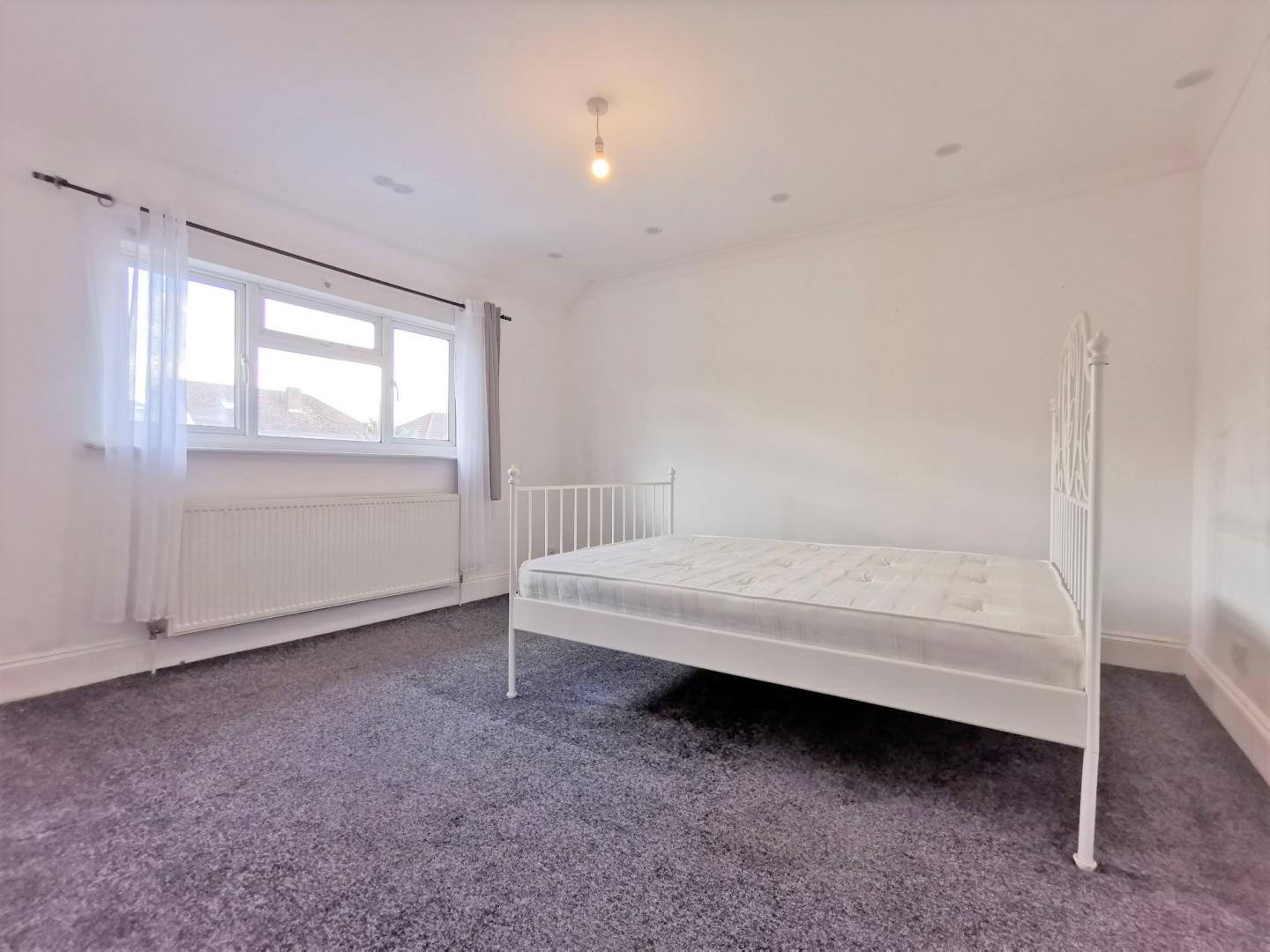 Stunning Detached House Iveagh Avenue, Hanger Lane