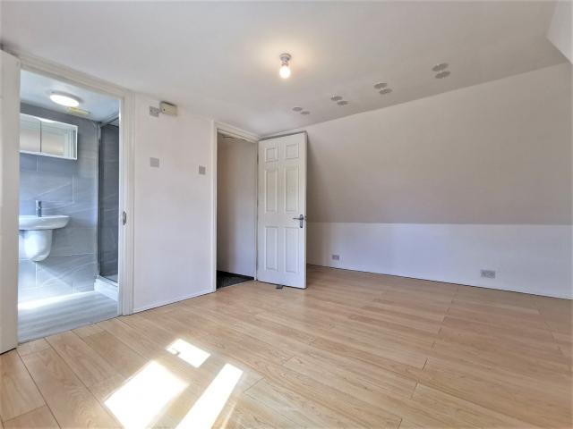 Stunning Detached House Iveagh Avenue, Hanger Lane