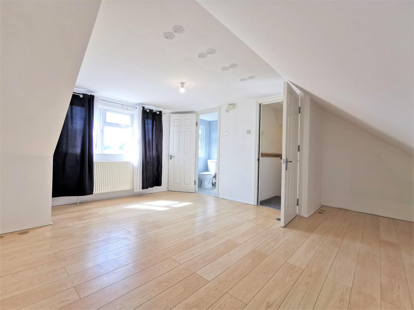 Stunning Detached House Iveagh Avenue, Hanger Lane