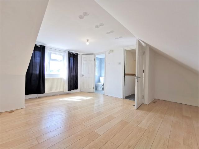 Stunning Detached House Iveagh Avenue, Hanger Lane