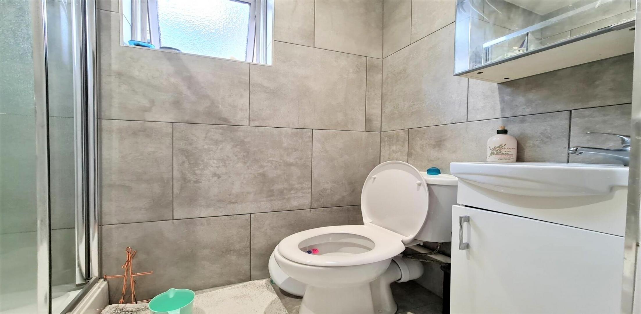 			VIEWINGS ARE HIGHLY RECOMMENDED!, Studio Apartment, 1 bath, 1 reception Flat			 Melrose Avenue, WILLESDEN GREEN