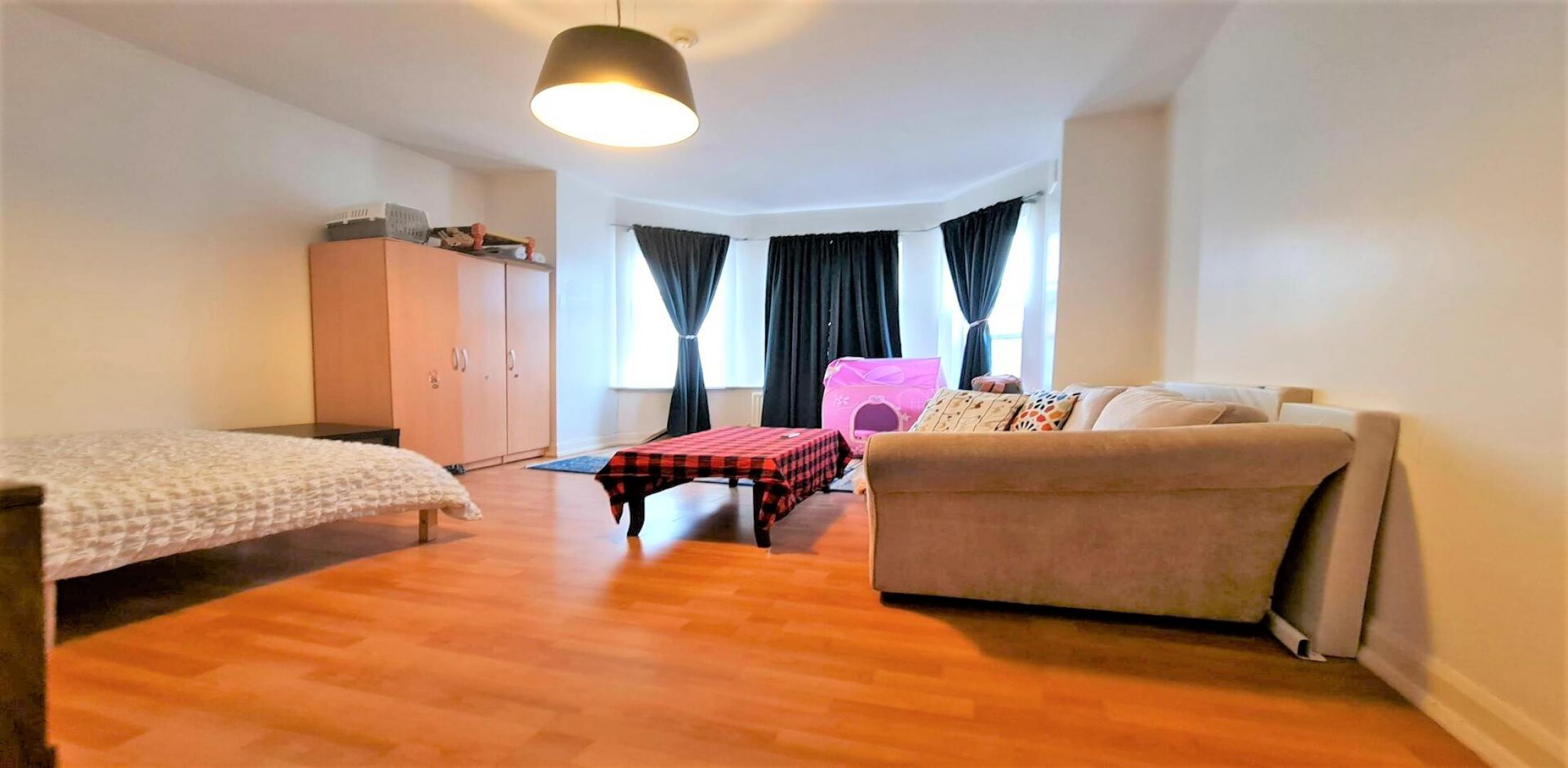 			VIEWINGS ARE HIGHLY RECOMMENDED!, Studio Apartment, 1 bath, 1 reception Flat			 Melrose Avenue, WILLESDEN GREEN