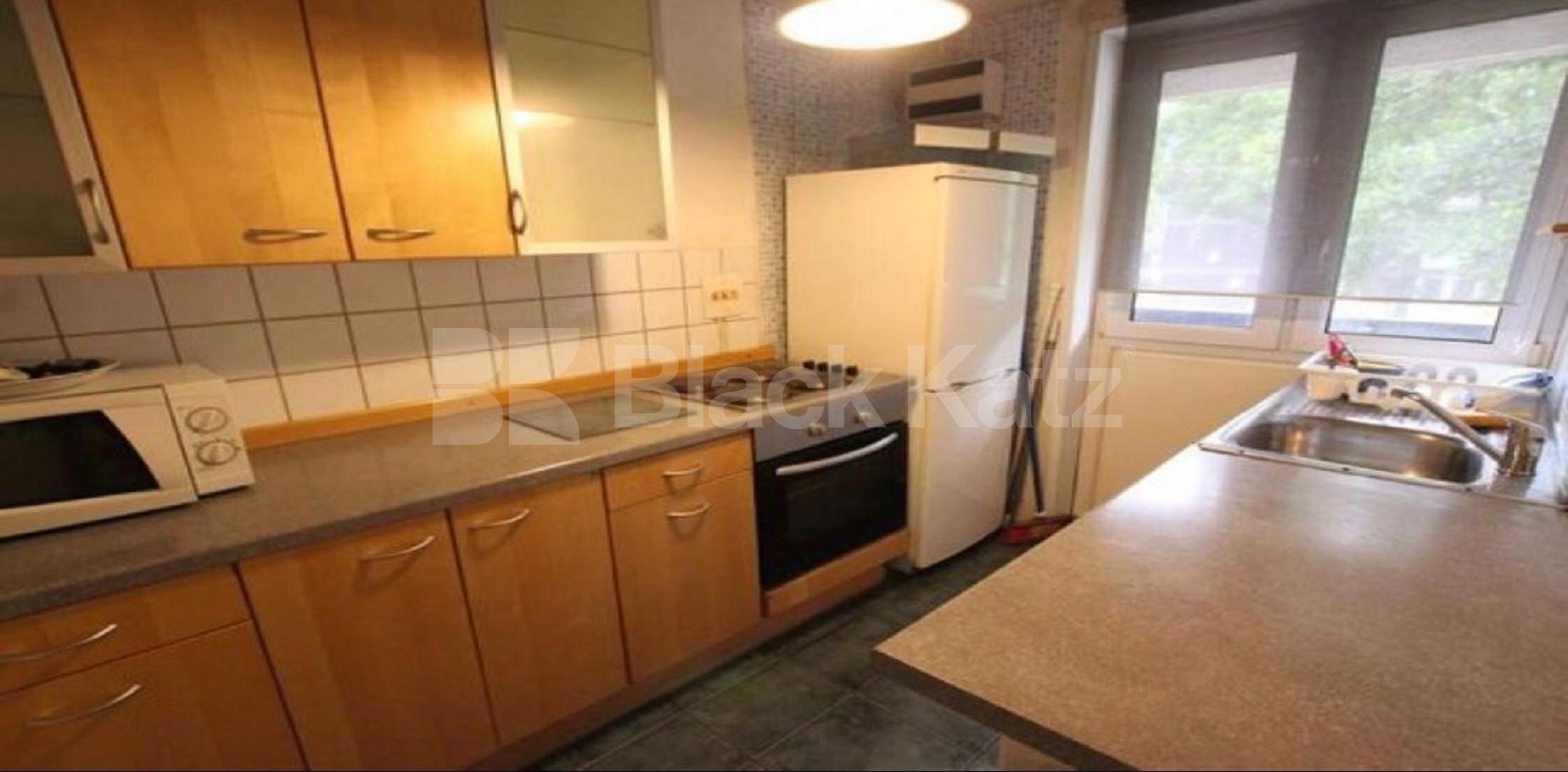 Redecorated double studio apartment located minutes from Burgess Park.  Hodister Close, Camberwell