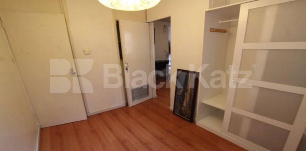 Redecorated double studio apartment located minutes from Burgess Park.  Hodister Close, Camberwell
