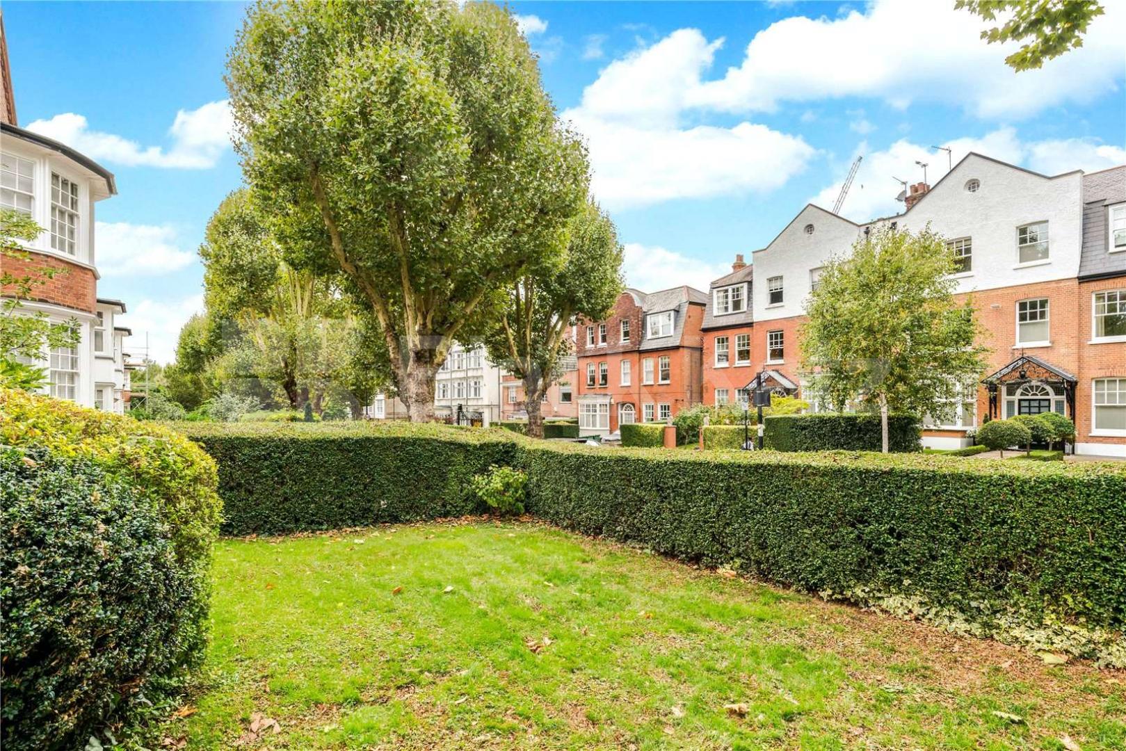 Stunning spacious three bed 2 bath within a period house minutes to Heath  Heath Drive, Hampstead